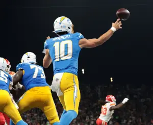 Herbert brilha em jogo da NFL em São Paulo