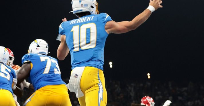Herbert brilha em jogo da NFL em São Paulo