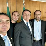 Jair Bolsonaro e os filhos Flávio, Carlos, Eduardo e Jair Renan