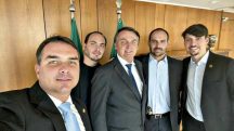 Jair Bolsonaro e os filhos Flávio, Carlos, Eduardo e Jair Renan