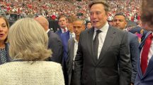 O bilionário Elon Musk compareceu ao funeral de Charlie Kirk