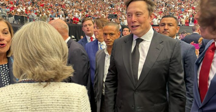 O bilionário Elon Musk compareceu ao funeral de Charlie Kirk