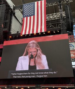 Erika Kirk, viúva de Charlie Kirk, perdoa assassino