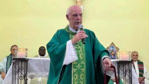 O padre Júlio Lancelloti, em missa em Fortaleza