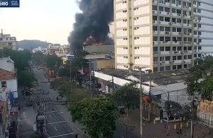 Incêndio de grandes proporções atinge zona sudoeste do Rio de Janeiro