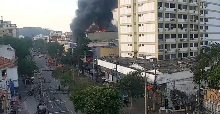 Incêndio de grandes proporções atinge zona sudoeste do Rio de Janeiro