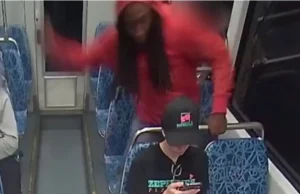 Cena mostra o assassinato da refugiada ucraniana Iryna Zarutska | Foto: Charlotte Area Transit System
