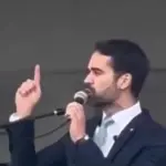 Momento em que Eduardo Leite se dirige a manifestantes e os acusa de motivação política | Foto: Reprodução/Twitter/X