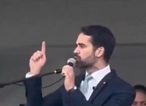 Momento em que Eduardo Leite se dirige a manifestantes e os acusa de motivação política | Foto: Reprodução/Twitter/X