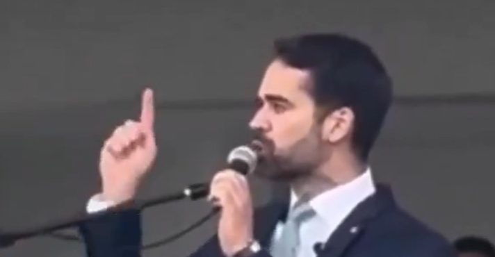 Momento em que Eduardo Leite se dirige a manifestantes e os acusa de motivação política | Foto: Reprodução/Twitter/X