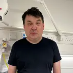 Graham Linehan, comediante britânico, passou mal e foi levado ao hospital depois da prisão | Foto: Reprodução/X