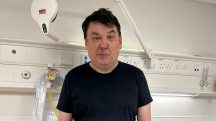 Graham Linehan, comediante britânico, passou mal e foi levado ao hospital depois da prisão | Foto: Reprodução/X