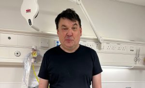 Graham Linehan, comediante britânico, passou mal e foi levado ao hospital depois da prisão | Foto: Reprodução/X