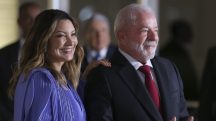 A primeira-dama Rosângela Lula da Silva e o presidente da República do Brasil, Luiz Inácio Lula da Silva, chegam ao Palácio do Itamaraty | Foto: José Cruz/Agência Brasil
