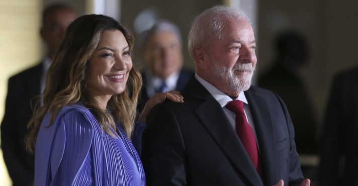 A primeira-dama Rosângela Lula da Silva e o presidente da República do Brasil, Luiz Inácio Lula da Silva, chegam ao Palácio do Itamaraty | Foto: José Cruz/Agência Brasil