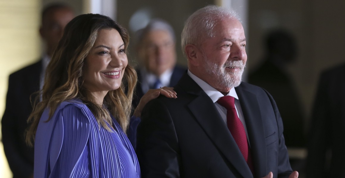A primeira-dama Rosângela Lula da Silva e o presidente da República do Brasil, Luiz Inácio Lula da Silva, chegam ao Palácio do Itamaraty | Foto: José Cruz/Agência Brasil