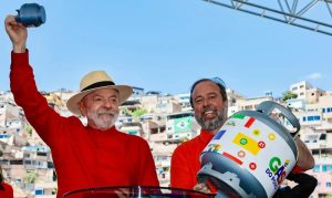Lula e o ministro de Minas e Energia, Alexandre Silveira, em evento em BH: público 'inflado', segundo vídeo de morador | Foto: Ricardo Stuckert/PR