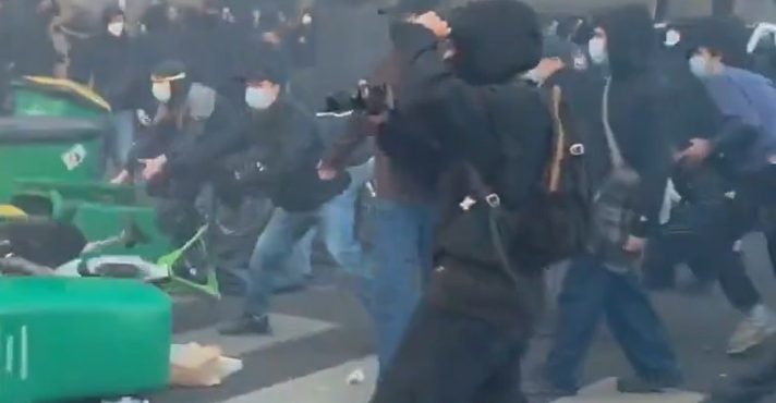 Milhares de manifestantes tomaram as ruas desde a madrugada desta quarta-feira, 10, em protesto contra o governo de Macron | Foto: Reprodução/Redes sociais