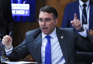 Flávio Bolsonaro (PL-RJ) quer continuar denunciando o ministro Alexandre de Moraes | Foto: Lula Marques/Agência Brasil