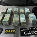 Policiais apreenderam mais de R$ 1 milhão em espécie na operação contra lavagem de dinheiro do PCC | Foto: Divulgação/Receita Federal
