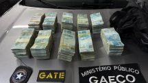 Policiais apreenderam mais de R$ 1 milhão em espécie na operação contra lavagem de dinheiro do PCC | Foto: Divulgação/Receita Federal