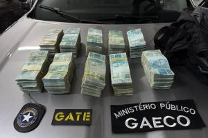 Policiais apreenderam mais de R$ 1 milhão em espécie na operação contra lavagem de dinheiro do PCC | Foto: Divulgação/Receita Federal