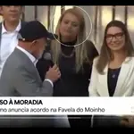 Alessandra Moja, entre Lula da Silva e Janja da Silva, em evento oficial na Favela do Moinho | Foto: Reprodução/YouTube