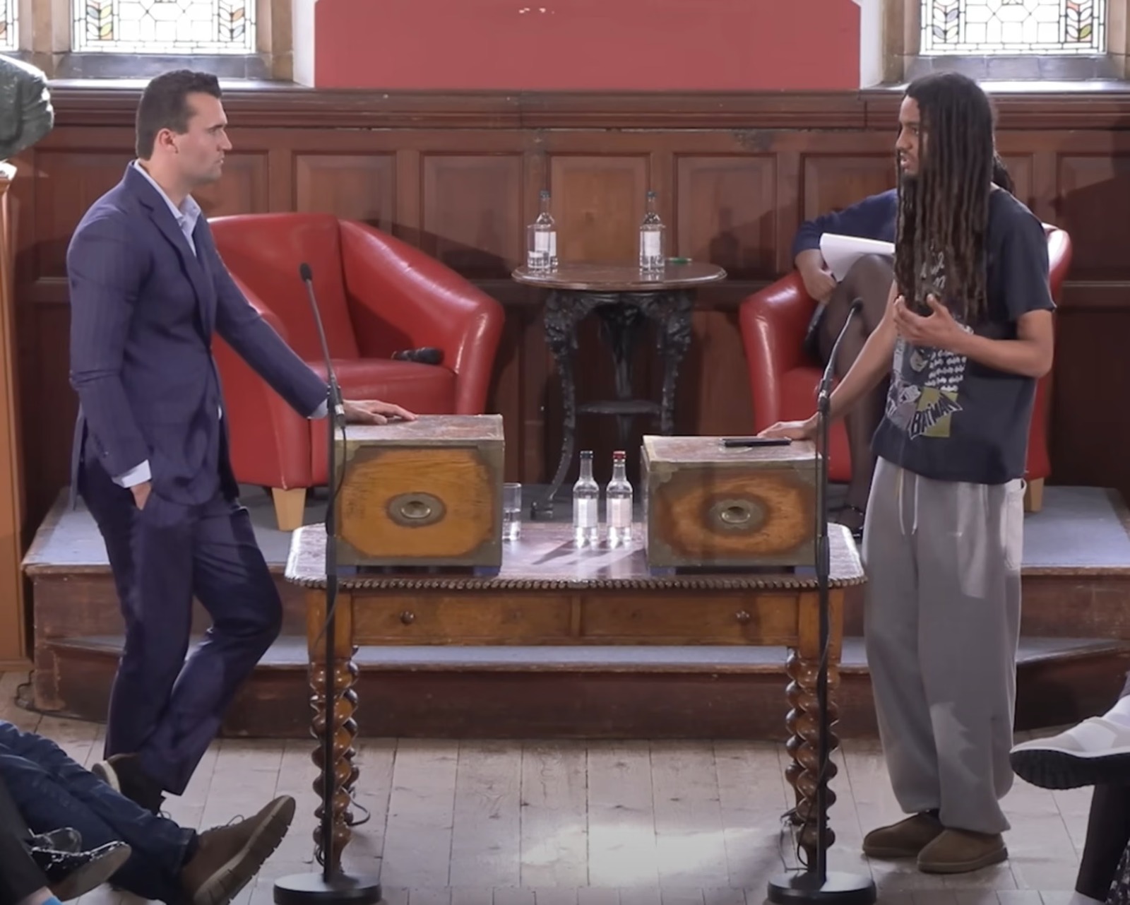 Charlie Kirk e George Abaraonye, durante debate na Union Oxford, maio desde ano | Foto: Divulgação/Union Oxford