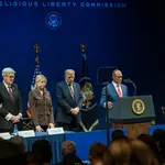 Governo Trump defende liberdade religiosa e lança iniciativa de oração em escolas