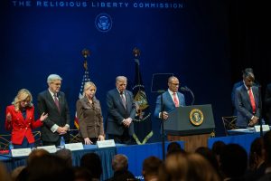 Governo Trump defende liberdade religiosa e lança iniciativa de oração em escolas