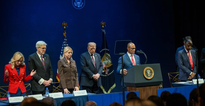 Governo Trump defende liberdade religiosa e lança iniciativa de oração em escolas