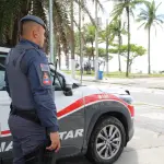 Policial militar vigia trecho em praia do litoral: governo de São Paulo captura mais um líder do PCC | Foto: Divulgação/SSP-SP