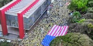 PT e PSB afirmam que mostrar a bandeira dos EUA na Avenida Paulista não é um gesto inocente | Foto: Reprodução/CNN Brasil