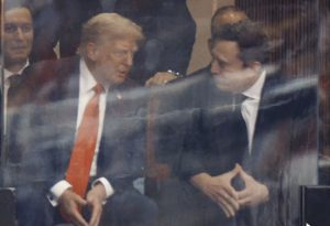 'Pelo Charlie', escreveu Musk, em foto ao lado de Trump