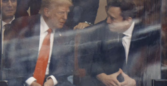 'Pelo Charlie', escreveu Musk, em foto ao lado de Trump