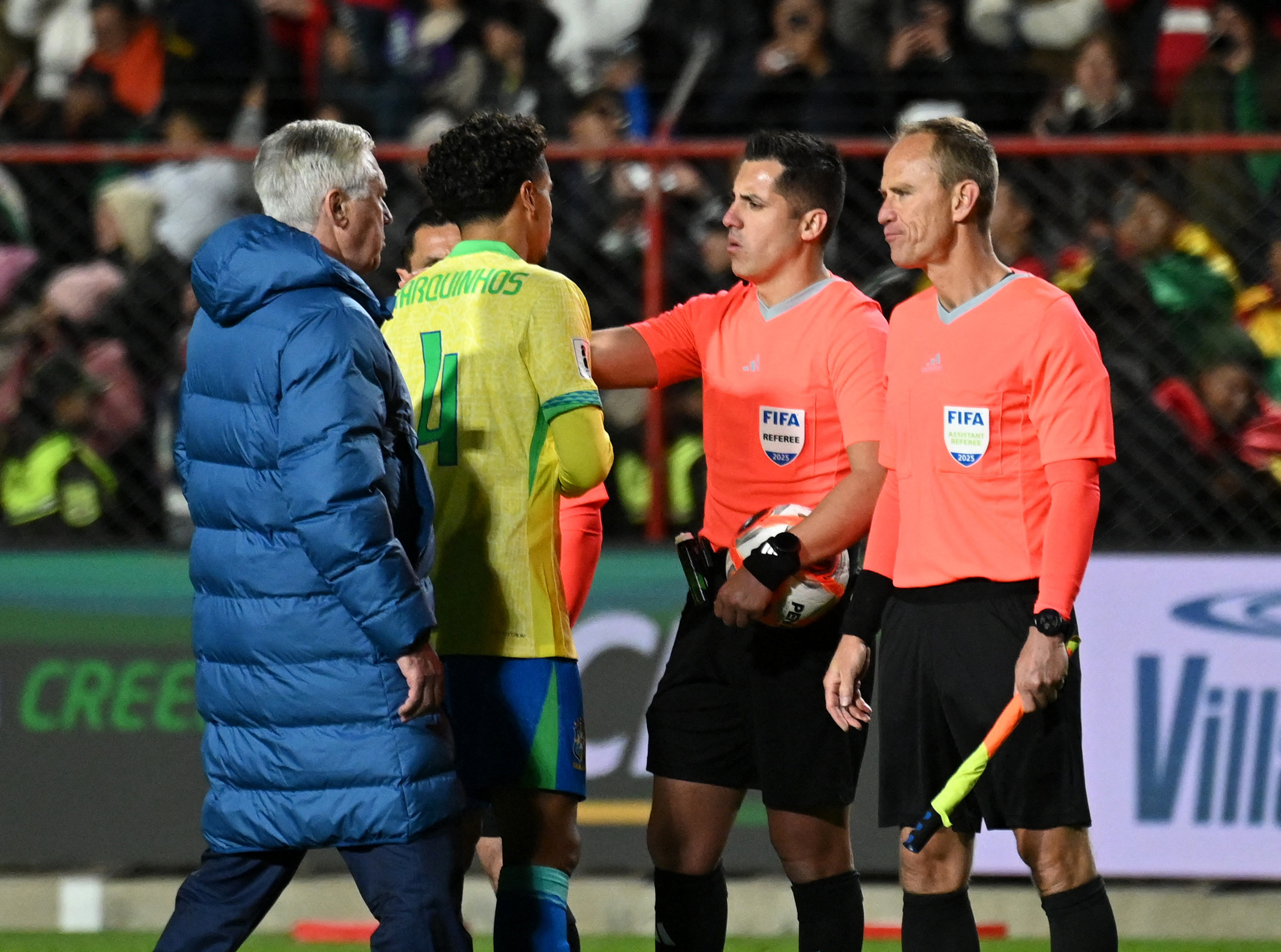 Estádio Municipal El Alto, El Alto, Bolívia. O técnico do Brasil, Carlo Ancelotti, e Marquinhos conversam com o árbitro – 9/9/2025 | Foto: Divulgação/Reuters