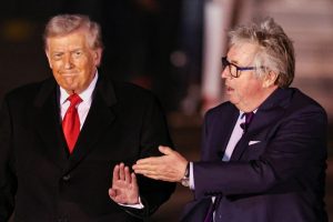 Presidente do EUA, Trump é recebido pelo visconde Henry Hood, representante do Rei Charles: visita ao Reino Unido em meio a tensões com episódios de violência política | Foto: REUTERS/Chris Radburn