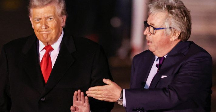 Presidente do EUA, Trump é recebido pelo visconde Henry Hood, representante do Rei Charles: visita ao Reino Unido em meio a tensões com episódios de violência política | Foto: REUTERS/Chris Radburn