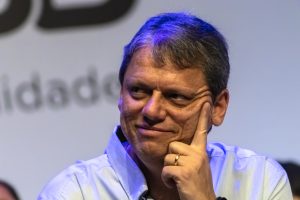 O governador de São Paulo, Tarcísio de Freitas, durante um evento no Teatro Municipal Waldir Silveira Mello, em Marília, São Paulo - 22/8/2025 | Foto: Alf Ribeiro/FotoArena/Estadão Conteúdo