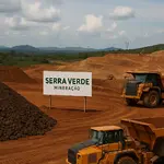 A Mineração Serra Verde, localizada em Minaçu, Goiás, tem capital norte-americano, mas os chineses exercem controle estratégico sobre a produção por causa da capacidade de refino | Foto: Divulgação/Oeste | Imagem criada com o auxílio de inteligência artificial
