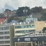 Faixa em prédio perto de São Januário, no Rio de Janeiro: segundo moradores, data 'homenageia' o dia que um torcedor do Corinthians morreu em uma briga entre torcidas organizadas do Vasco e do Corinthians | Foto: Reprodução/Twitter/X
