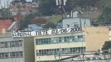 Faixa em prédio perto de São Januário, no Rio de Janeiro: segundo moradores, data 'homenageia' o dia que um torcedor do Corinthians morreu em uma briga entre torcidas organizadas do Vasco e do Corinthians | Foto: Reprodução/Twitter/X