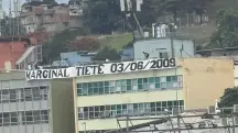 Faixa em prédio perto de São Januário, no Rio de Janeiro: segundo moradores, data 'homenageia' o dia que um torcedor do Corinthians morreu em uma briga entre torcidas organizadas do Vasco e do Corinthians | Foto: Reprodução/Twitter/X