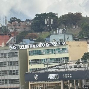 Faixa em prédio perto de São Januário, no Rio de Janeiro: segundo moradores, data 'homenageia' o dia que um torcedor do Corinthians morreu em uma briga entre torcidas organizadas do Vasco e do Corinthians | Foto: Reprodução/Twitter/X