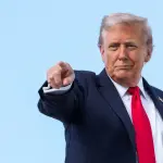 Donald Trump gesticula enquanto embarca no Air Force One, partindo para Nova York na Base Conjunta Andrews, Maryland, EUA - 11/10/2025 | Foto: Ken Cedeno/Reuters