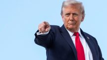 Donald Trump gesticula enquanto embarca no Air Force One, partindo para Nova York na Base Conjunta Andrews, Maryland, EUA - 11/10/2025 | Foto: Ken Cedeno/Reuters