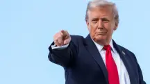 Donald Trump gesticula enquanto embarca no Air Force One, partindo para Nova York na Base Conjunta Andrews, Maryland, EUA - 11/10/2025 | Foto: Ken Cedeno/Reuters