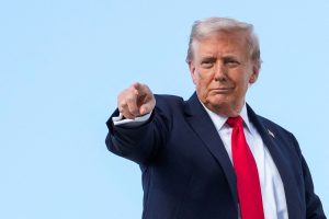 Donald Trump gesticula enquanto embarca no Air Force One, partindo para Nova York na Base Conjunta Andrews, Maryland, EUA - 11/10/2025 | Foto: Ken Cedeno/Reuters