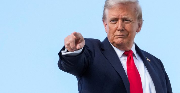 Donald Trump gesticula enquanto embarca no Air Force One, partindo para Nova York na Base Conjunta Andrews, Maryland, EUA - 11/10/2025 | Foto: Ken Cedeno/Reuters