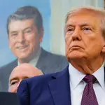 O presidente dos EUA, Donald Trump, em frente a uma pintura do ex-presidente Ronald Reagan, no Salão Oval da Casa Branca, em Washington, D.C. - 2/10/2025 | Foto: Brian Snyder/Reuters